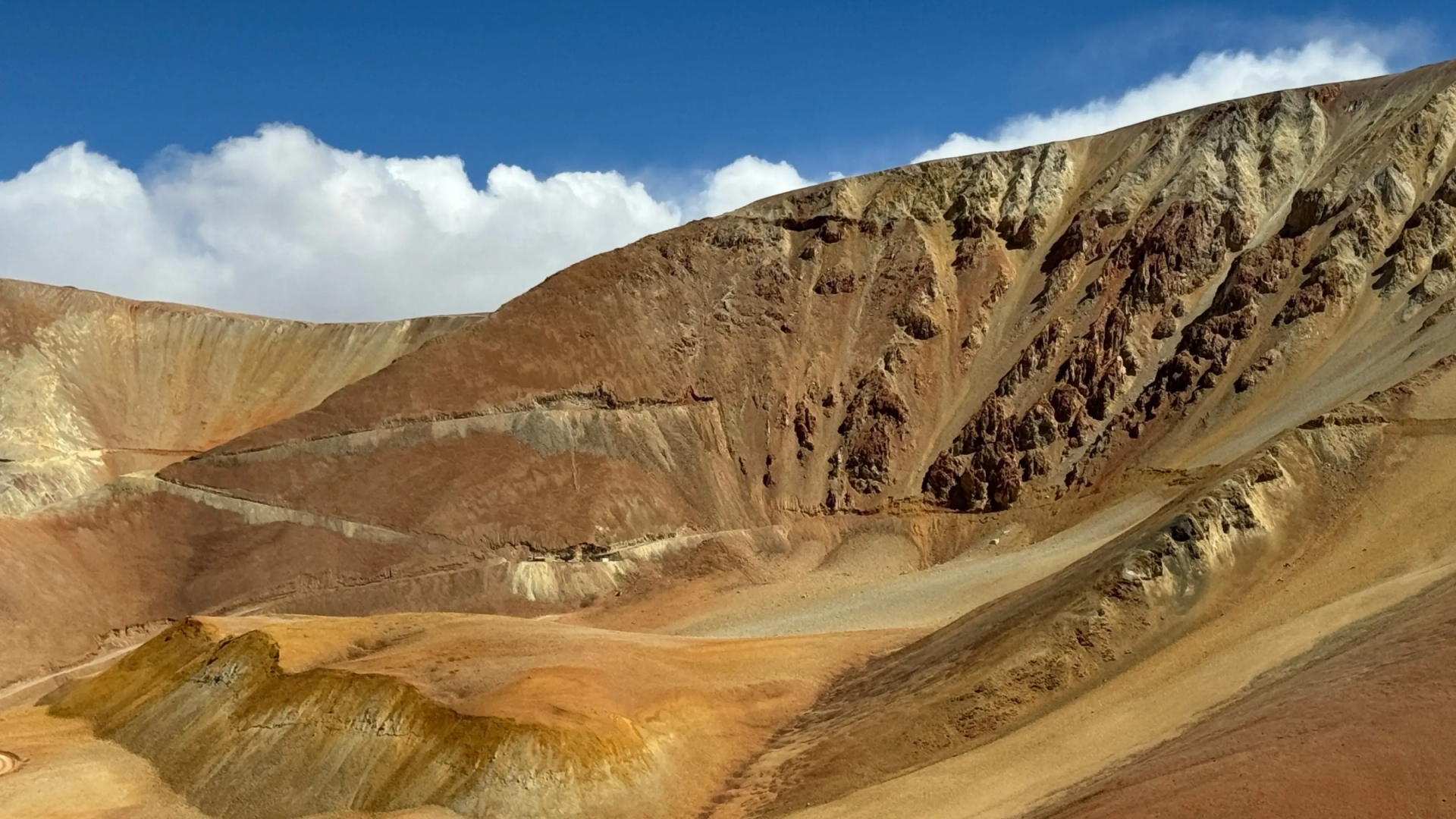 Mogotes Metals identifica dos nuevos sistemas de cobre y oro en Filo Sur