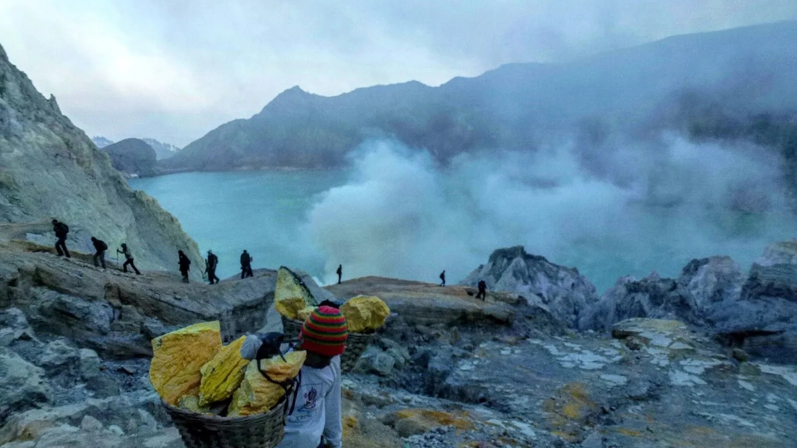 O que ameaça os mineradores de Kawah Ijen além de carregar enxofre?