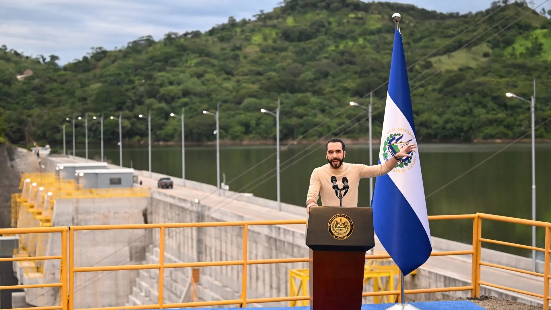 El Salvador fecha investimento de US$2.900 milhões com empresa espanhola para construir usinas, armazenar energia e desenvolver gás natural