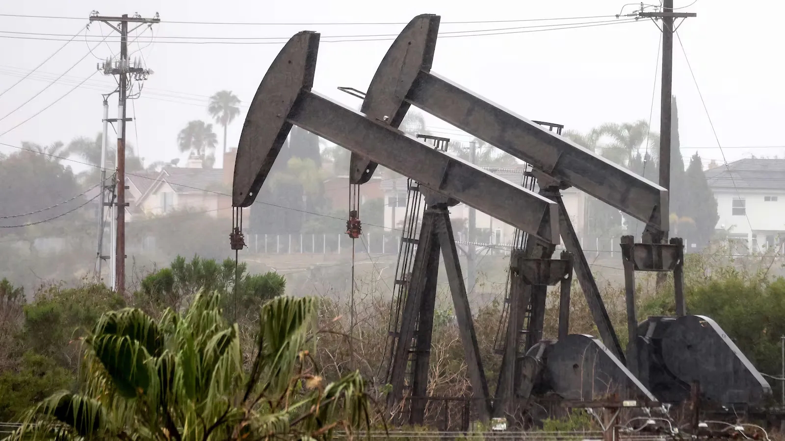 AIE projeta queda de 2,6 milhões de barris por dia no consumo mundial de petróleo em 2026, apesar dos preços elevados