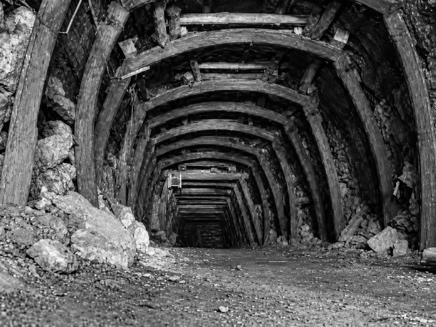 Túnel minero de madera en sombras